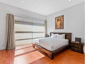 2 bedrooms, desk, iron/ironing board, WiFi