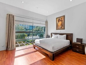2 bedrooms, desk, iron/ironing board, WiFi