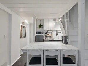 Frigorifero, microonde, forno, piano cottura