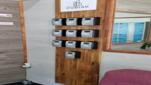 Ein Empfangstresen mit Holzverkleidung und einem Schild mit der Aufschrift 'ZODIAK'.