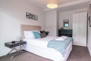 1 chambre, bureau, fer et planche à repasser, accès au Wi-Fi (inclus)