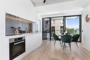 雪櫃、微波爐、焗爐、爐具