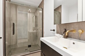 Dusj, hårføner og håndklær