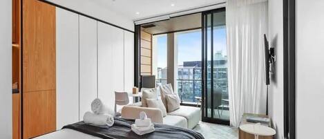 Desk, iron/ironing board, WiFi, bed sheets