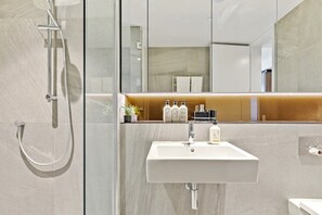 Dusche, Haartrockner, Handtücher, Shampoo
