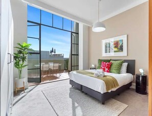 1 bedroom, desk, iron/ironing board, WiFi - Lovely Bright Apt w/ Pool and Gym by Zodiak Stays (Auckland)