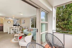 Outdoor dining - Lovely 2-Bedroom Rental with Parking Zodiak Stays (Auckland)