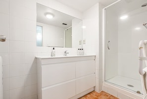 Douche, sĂšche-cheveux, serviettes fournies, shampoing