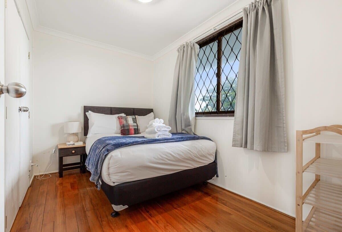 2 bedrooms, desk, iron/ironing board, WiFi