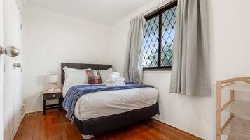 2 bedrooms, desk, iron/ironing board, WiFi