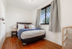 Room - Lovely 2-Bedroom Rental with Parking by Zodiak (Auckland)