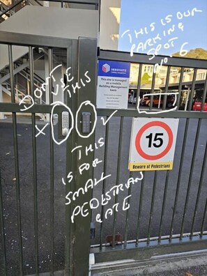Property grounds - Lovely 2-Bedroom Rental with Parking by Zodiak (Auckland)