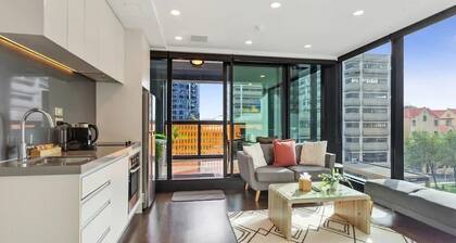 Central 2 BR apt - large balcony by Zodiak Stays