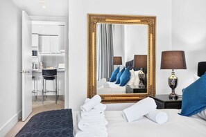 2 habitaciones, escritorio, tabla de planchar con plancha y wifi