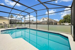 Alberca al aire libre y alberca climatizada