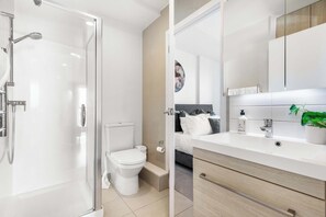 Douche, sèche-cheveux, serviettes fournies, savon