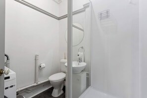 Bathroom - Lovely 1-Bedroom Unit in CBD by Zodiak Stays (Auckland)
