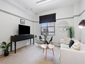 Televisión y oficina 