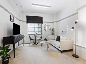 TV, offices - Lovely 1-Bedroom Unit in CBD by Zodiak Stays (Auckland)