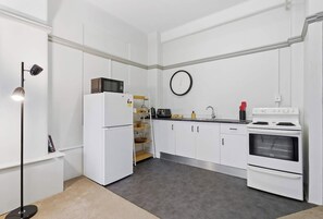 Private kitchen - Lovely 1-Bedroom Unit in CBD by Zodiak Stays (Auckland)
