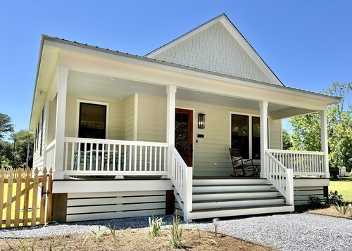 Summer is BEST in the Bay! Walk to Beach. Dog-friendly. Calming Coastal Design.