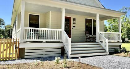 Summer is BEST in the Bay! Walk to Beach. Dog-friendly. Calming Coastal Design.