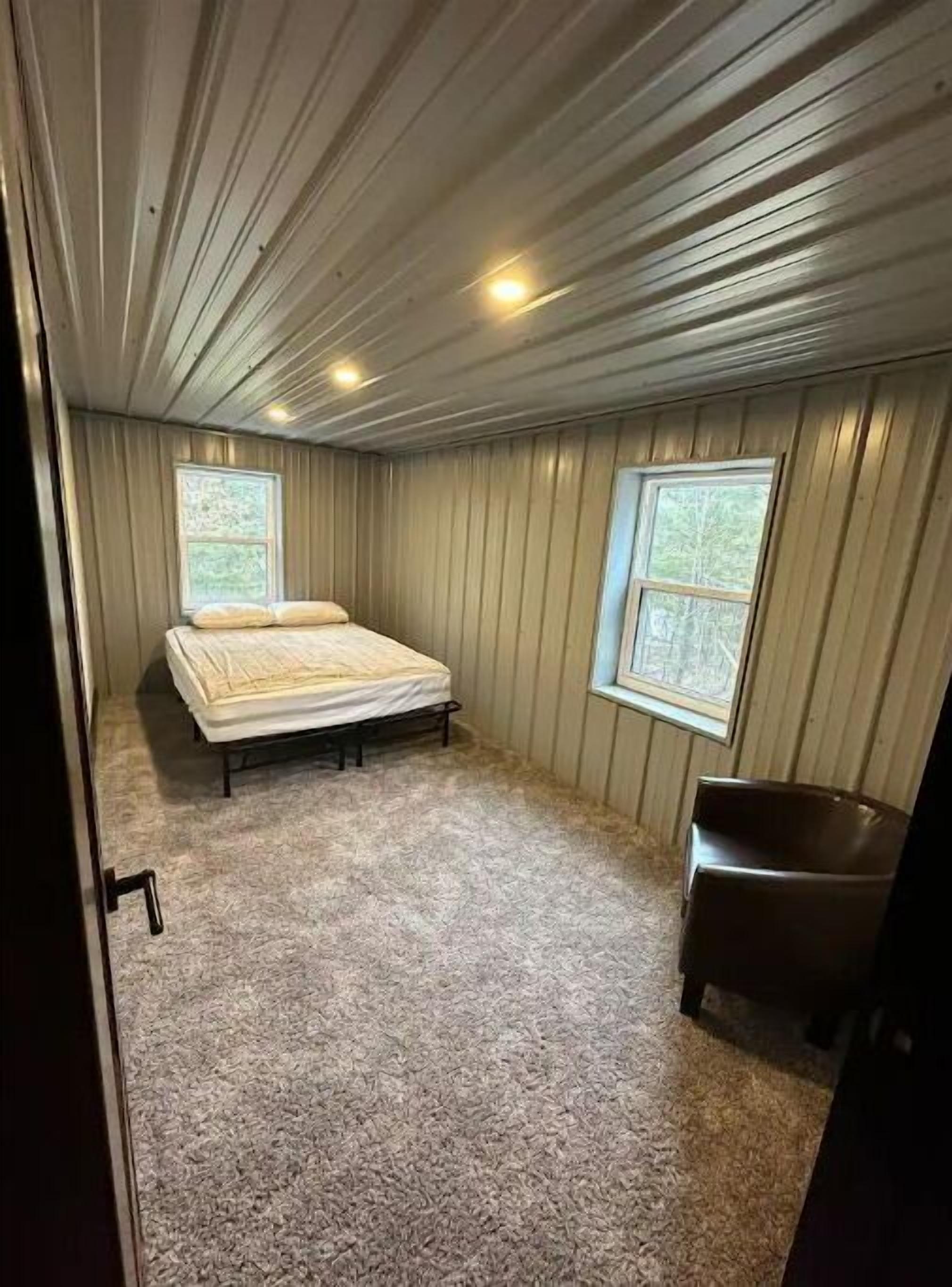 Secluded Cabin-40 acres & trails