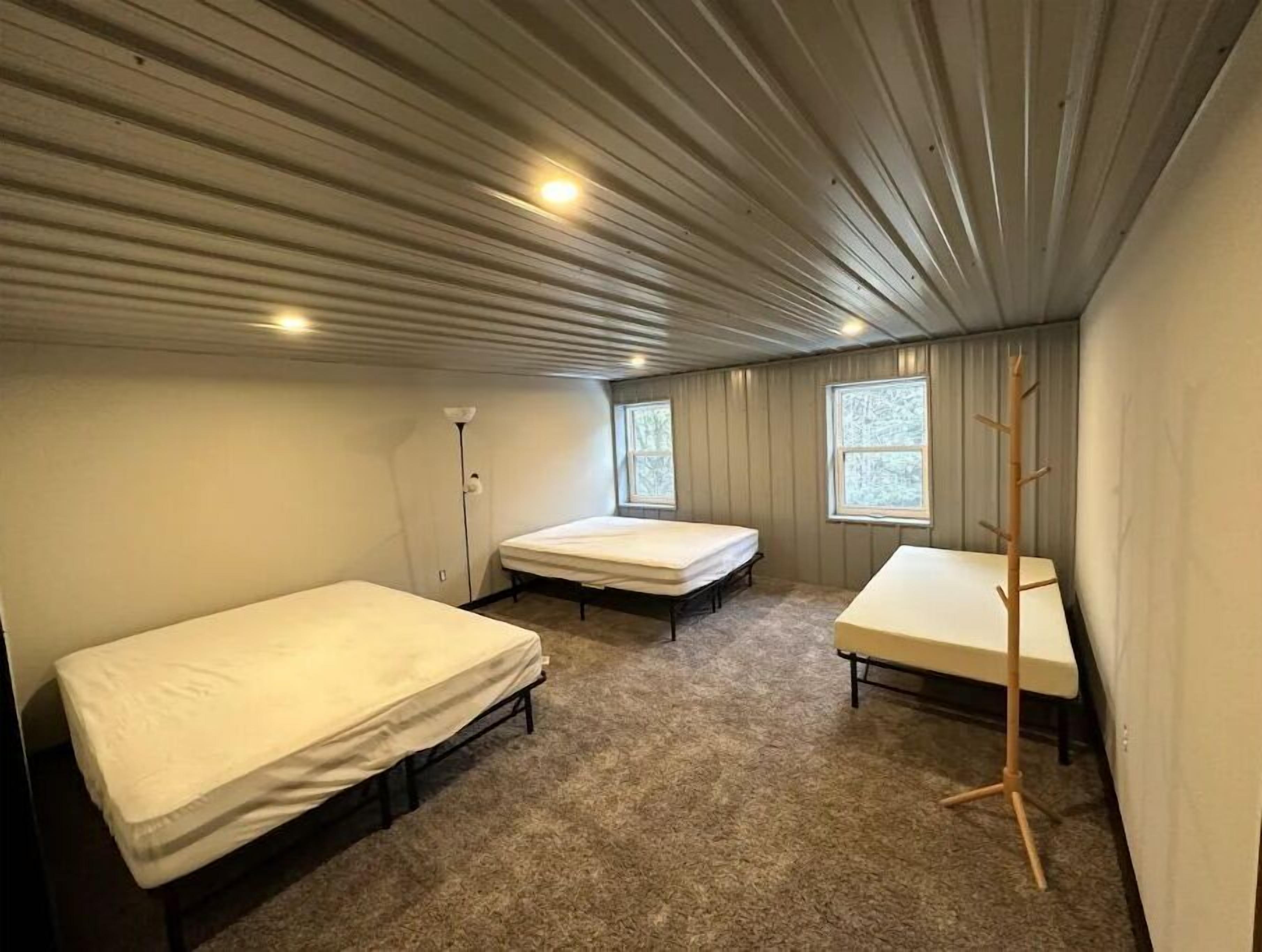 Secluded Cabin-40 acres & trails