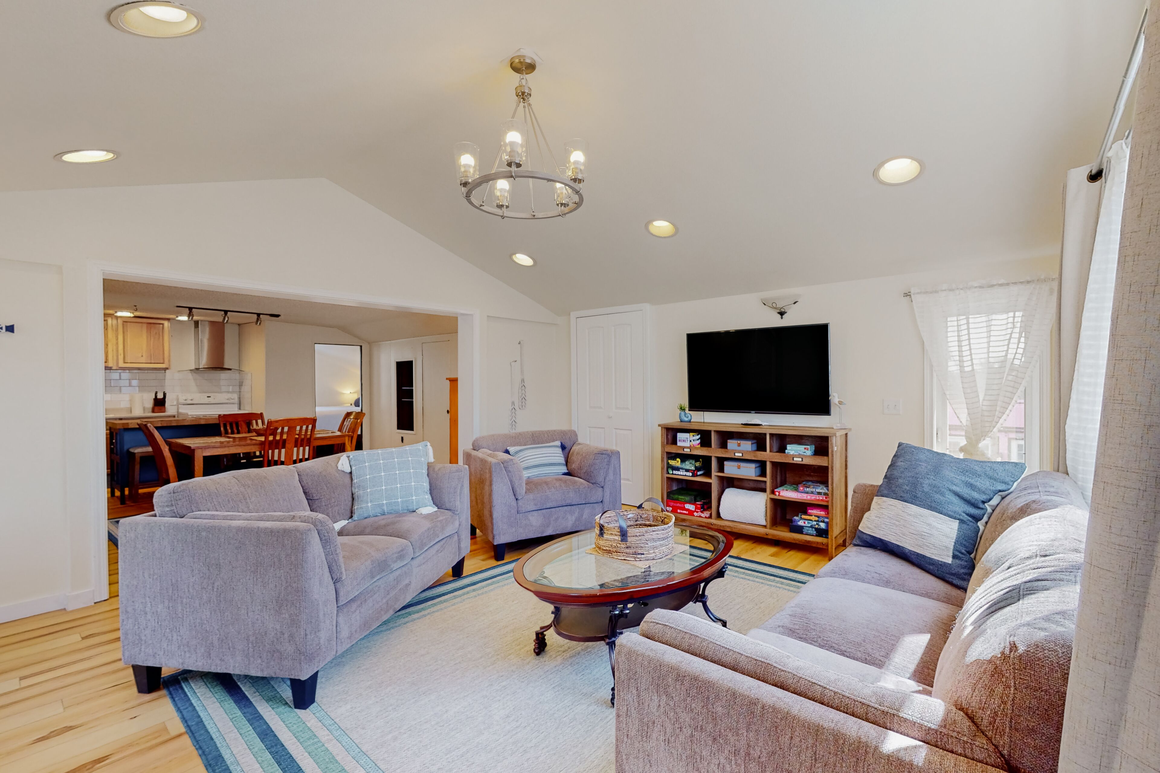 Stunning dog-friendly home with W/D, board games, balcony, deck, & beach towels