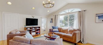 Stunning dog-friendly home with W/D, board games, balcony, deck, & beach towels