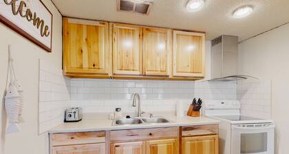 Stunning dog-friendly home with W/D, board games, balcony, deck, & beach towels