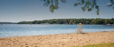 Steps to Lake Geneva · Hot Tub · Sleeps 10 · Walk to Pier 290