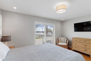 3 bedrooms, travel crib, free WiFi, bed sheets - Steps to Lake Geneva · Hot Tub · Sleeps 10 · Walk to Pier 290 (Williams Bay)