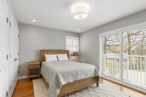 3 bedrooms, travel cot, free WiFi, bed sheets