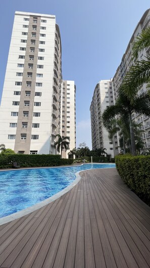 Outdoor pool - Luxurious Condo overlooking the pool (Las Piñas)