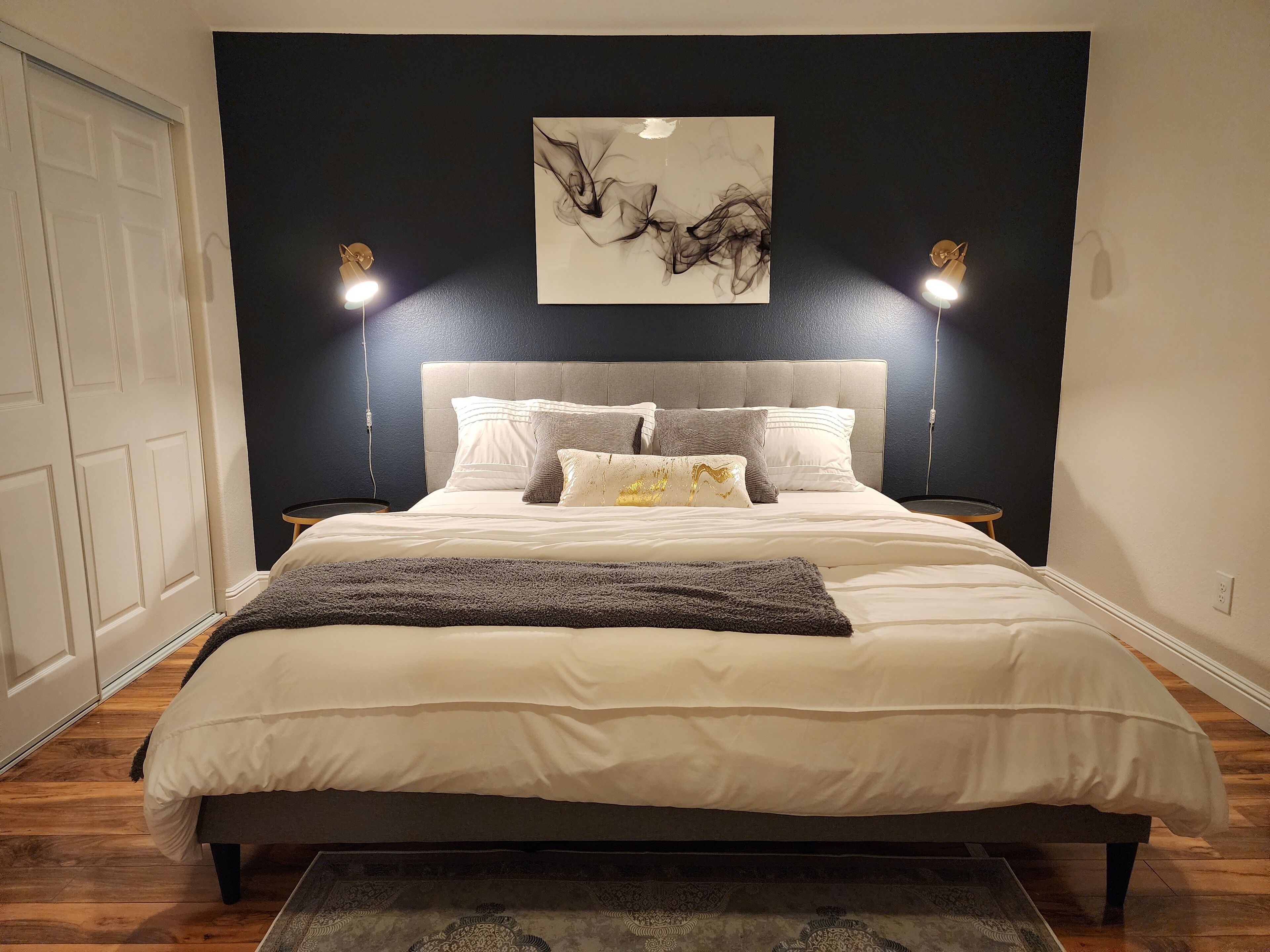 Stylish 4 BR, King Bed, Relaxing Backyard, Equipped Kitchen