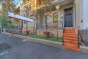 Front of property - London Plane Backpackers - Hostel (Potts Point)