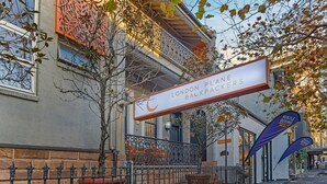 A building with a sign reading "London Plane Backpackers". - London Plane Backpackers - Hostel (Potts Point)
