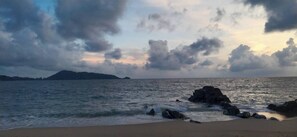 En la playa y toallas de playa 