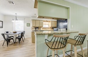 Dining - Spacious 4BR for Groups - 3 min to Woodlands Mall, Concerts & More! (Shenandoah)