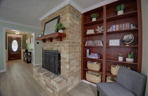 Interior - Spacious 4BR for Groups - 3 min to Woodlands Mall, Concerts & More! (Shenandoah)