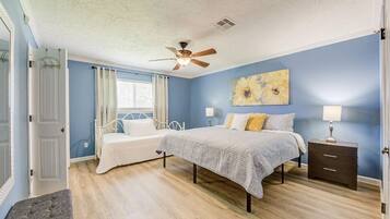 4 habitaciones, escritorio, tabla de planchar con plancha y wifi