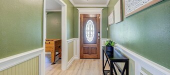 Spacious 4BR for Groups - 3 min to Woodlands Mall, Concerts & More!