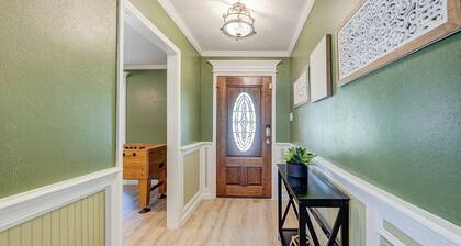 Spacious 4BR for Groups - 3 min to Woodlands Mall, Concerts & More!