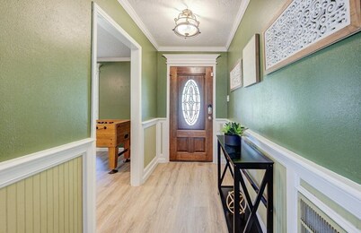 Spacious 4BR for Groups - 3 min to Woodlands Mall, Concerts & More!