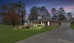 Exterior - Spacious 4BR for Groups - 3 min to Woodlands Mall, Concerts & More! (Shenandoah)