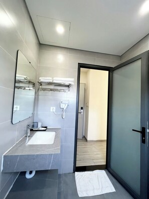 Superior Triple Room | Bathroom | Shower, hair dryer, slippers, towels - ROVA105 HOTEL (Phu Quoc)