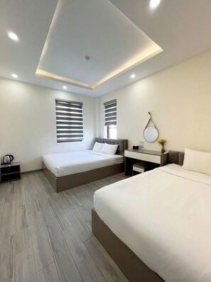 Habitación triple superior | Cortinas blackout, wifi gratis y ropa de cama 