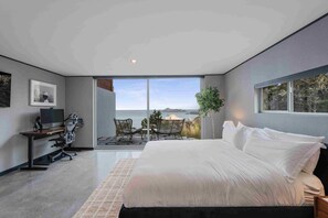 3 bedrooms, desk, WiFi, bed sheets