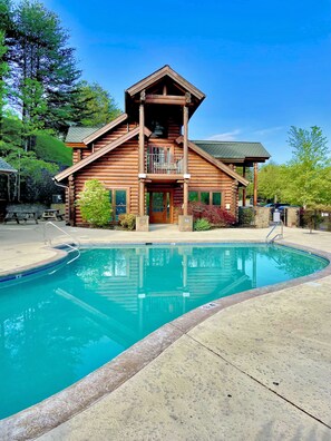 Alberca techada y alberca climatizada